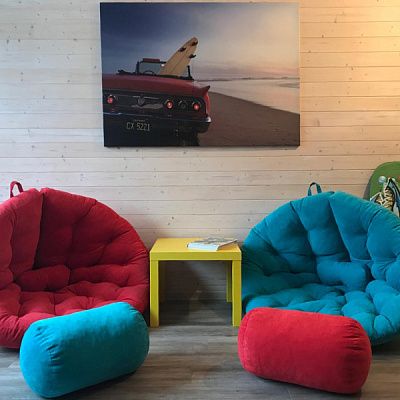 Кресло с оттоманкой в комплекте: отзыв о комфорте. Фото в гостиной. 5 звезд.