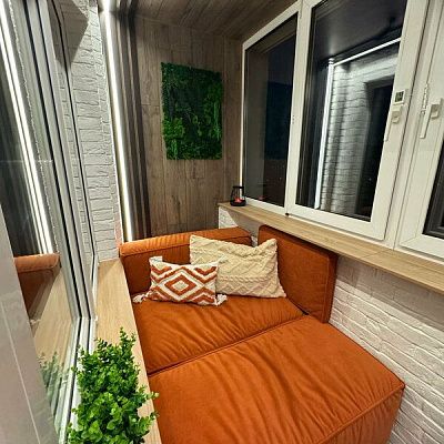 Диванчик для лаунж зоны на утепленной лоджии. Отзыв о уюте и комфорте с фото. Рейтинг 5 звезд.